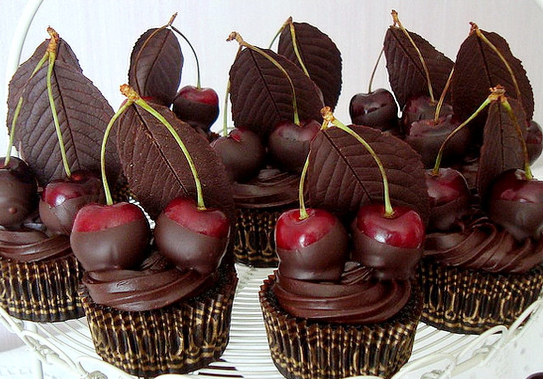 День вишни в шоколаде (National Chocolate covered Cherry Day) - США