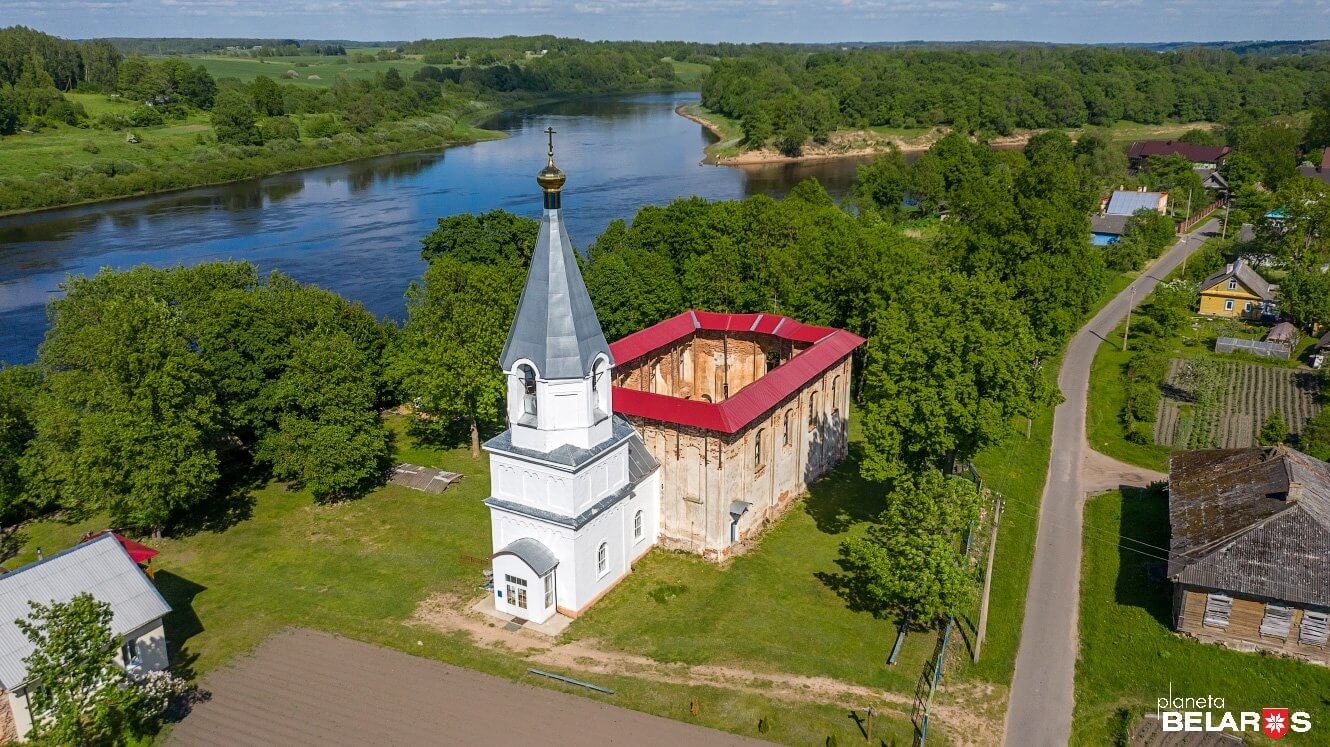 Благовещенская церковь на фоне Двины