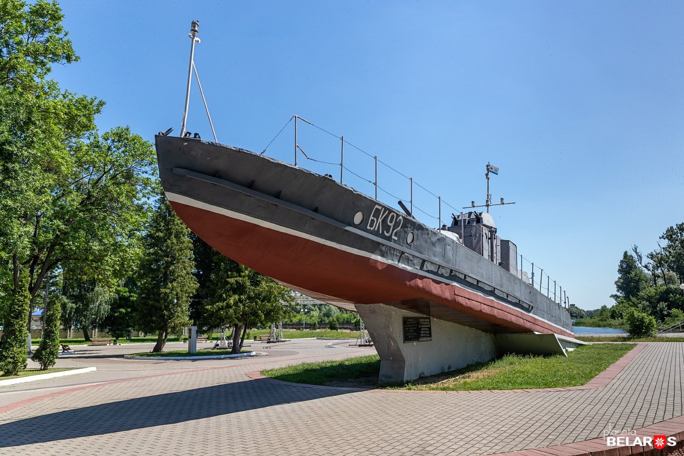 Парк пинска. Бронекатера в Пинске. Катер бк92 Пинск. Музей Днепровской флотилии в Пинске. Памятник Днепровской флотилии.